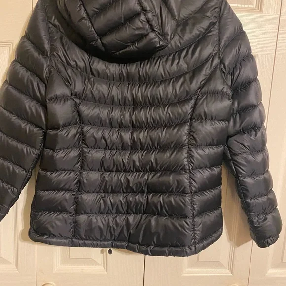L.L. Bean Women's Ultralight 850 Down Hooded Quilted Packable Puffer Jacket - Picture 2 of 5